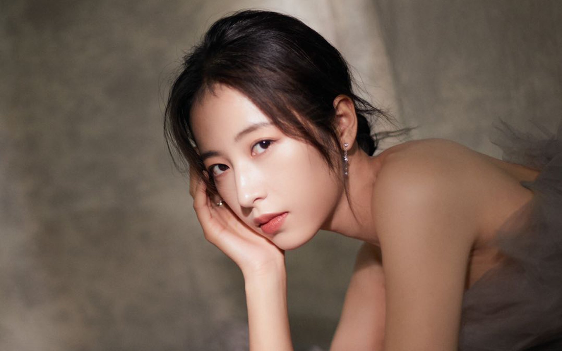 跳水动作精准突尼斯收获信心，小娃脸一边大一边小